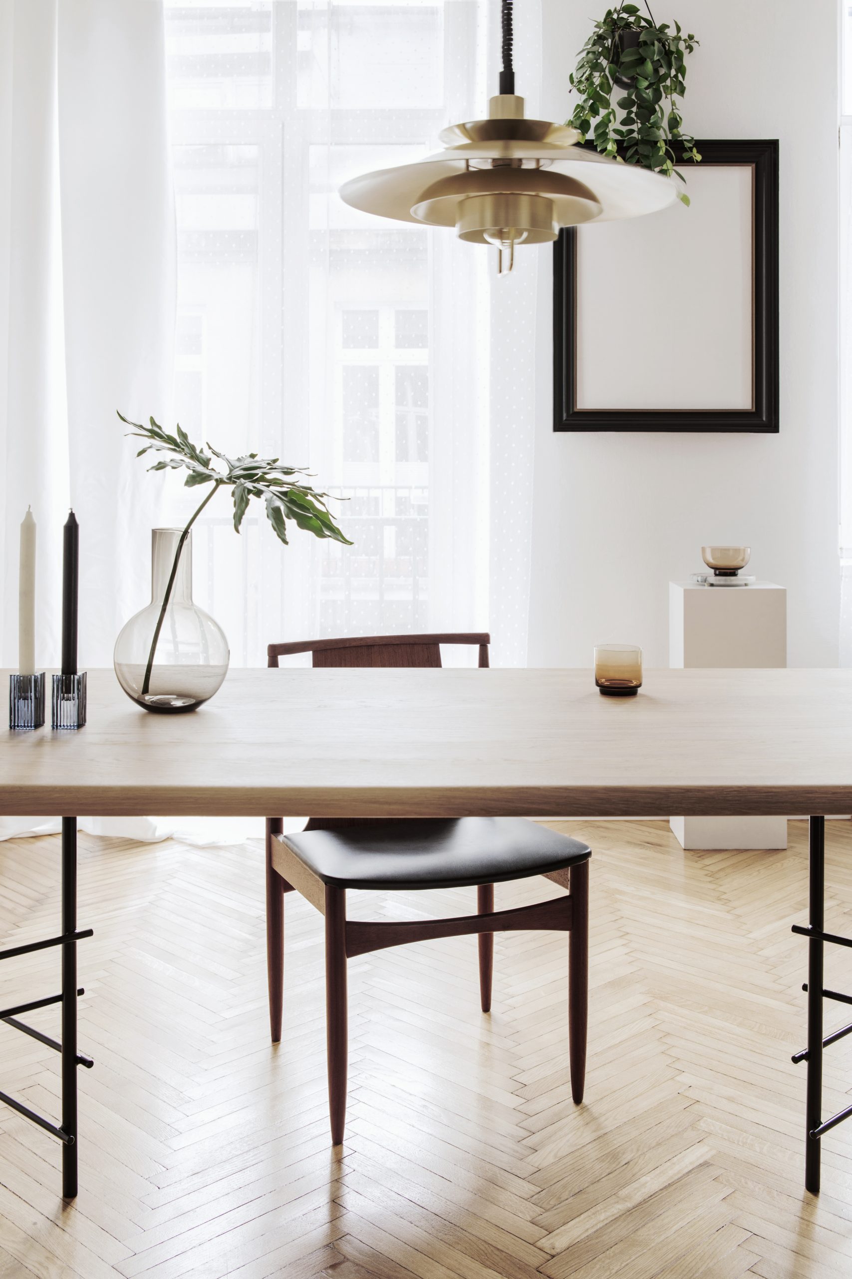 Salon rénové avec plancher et décoration